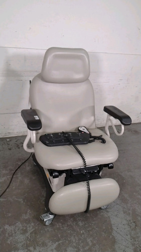 MIDMARK 630 POWER EXAM CHAIR WITH HAND AND FOOT CONTROLS