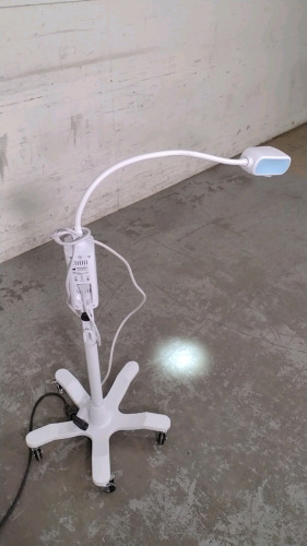 WELCH ALLYN GS 300 EXAM LIGHT ON ROLLING STAND