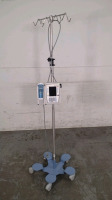 CARDINAL HEALTH ALARIS PC 8015 INFUSION PUMP WITH 8100 SERIES PUMP MODULE ON ROLLING STAND