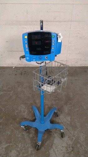 GE VITAL SIGNS MONITOR ON ROLLING STAND