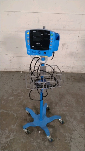 GE VITAL SIGNS MONITOR ON ROLLING STAND