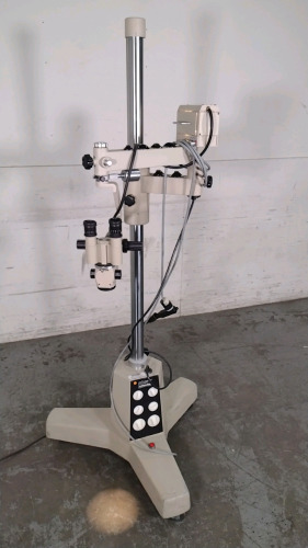 STORZ URBAN US-1 SURGICAL MICROSCOPE WITH SINGLE BINOCULAR (10X), BOTTOM LENS (250 MM), ROLLING STAND