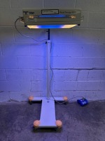 DRAGER PHOTO-THERAPY 4000 PHOTOTHERAPY SYSTEM ON ROLLING STAND
