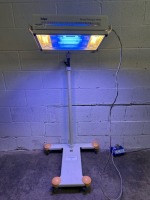 DRAGER PHOTO-THERAPY 4000 PHOTOTHERAPY SYSTEM ON ROLLING STAND
