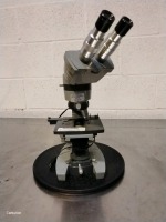 AO SPENCER MICROSCOPE WITH 2 OBJECTIVES (45X NA. .66 , 10/.25)