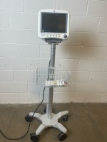 GE DASH 4000 PATIENT MONITOR ON ROLLING STAND