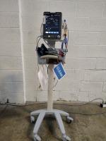 MINDRAY ACCUTORR 7 PATIENT MONITOR ON ROLLING STAND