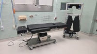 HILL-ROM TS700 SURGICAL TABLE W/ REMOTE, ACCESSORY CART AND ACCESSORIES (DOM 04/29/2020) LOCATED AT: LOCATED AT: 1 MEDICAL CENTER BLVD, CHESTER, PA 19013 4/OR 2