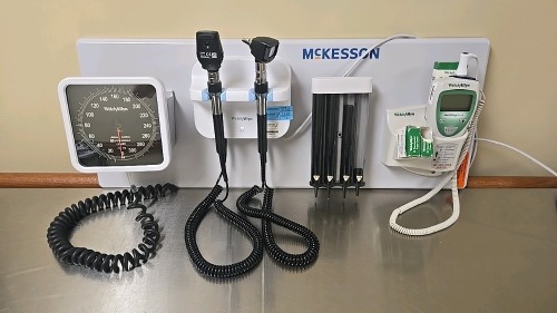 WELCH ALLYN 777 WALL TRANNFORMER W/ HEADS, SPHYGMOMANOMETER, PROBE DISPENSER, SURETEMP DIGITAL THERMOMETER W/ CRADLE ON WALLBOARD LOCATED AT: LOCATED AT: 1 MEDICAL CENTER BLVD, CHESTER, PA 19013 1/PPE