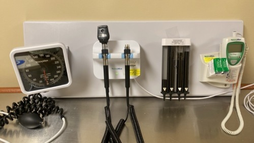 WELCH ALLYN 777 WALL TRANNFORMER W/ HEAD, SPHYGMOMANOMETER, PROBE DISPENSER, SURETEMP DIGITAL THERMOMETER W/ CRADLE ON WALLBOARD LOCATED AT: LOCATED AT: 1 MEDICAL CENTER BLVD, CHESTER, PA 19013 1/PPE