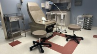MIDMARK 405 EXAM ROOM TO INCLUDE: MIDMARK 405 EXAM TABLE W/ HAND CONTROL, 2 RITTER EXAM STOOLS, WELCH ALLYN GS 300 EXAM LIGHT, MAYO STAND AND CART