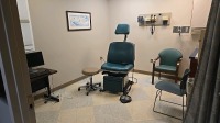MIDMARK 441 EXAM ROOM TO INCLUDE EXAM TABLE W/ HAND AND FOOT CONTROL, POWERED, STOOL, WELCH ALLYN 767 WALL TRANSFORMER W/ HEADS ON WALL BOARD, ARM CHAIRS, DESK W/ MONITOR LOCATED AT: LOCATED AT: 1 MEDICAL CENTER BLVD, CHESTER, PA 19013 1/ PPE/ RM 1
