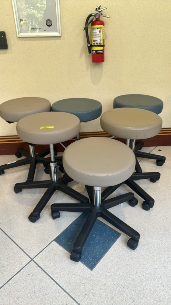 MIDMARK EXAM STOOLS, QTY. (7), ASSORTED COLOR, LEVER LOCATED AT ...