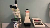 ZEISS AXIOSKOP LAB MICROSCOPE W/ 2 OCULAR LENSES, 3 OBJECTIVE LENSES AND MC 80 CAMERA