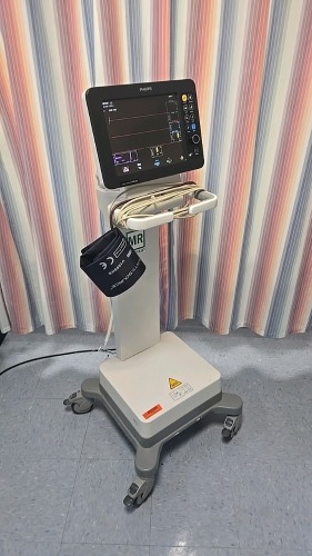PHILIPS EXPRESSION MR200 MRI PATIENT MONITOR SYSTEM W/ WIRELESS SPO2 AND CO2 MODULES LOCATED AT: LOCATED AT: 1 MEDICAL CENTER BLVD, CHESTER, PA 19013 G/ MRI ZONE HALL