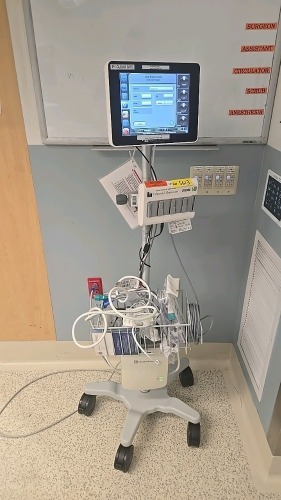 EDWARDS LIFE SCIENCES UTC-W10BO PATIENT MONITOR W/ EV1000 DATA BOX, PUMP UNIT ON ROLLING STAND LOCATED AT: LOCATED AT: 1 MEDICAL CENTER BLVD, CHESTER, PA 19013 4/P4
