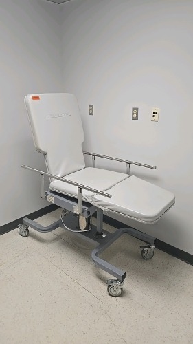 NUCLEAR ASSOCIATES 84-511 ULTRASOUND TABLE, MANUAL HEIGHT ADJUSTABLE LOCATED AT: LOCATED AT: 1 MEDICAL CENTER BLVD, CHESTER, PA 19013 G/ XRAY