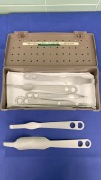 SYNTHES RADIOLUCNET BLUNT HOHMANS RETRACTORS SET (LOCATED AT: 1 MEDICAL CENTER BLVD, CHESTER, PA 19013) 1 4TH OR