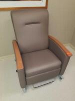 SIEGE BROWN PATIENT ROOM TREATMENT RECLINER