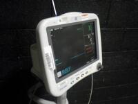 GE DASH 4000 PATIENT MONITOR ON ROLLING STAND