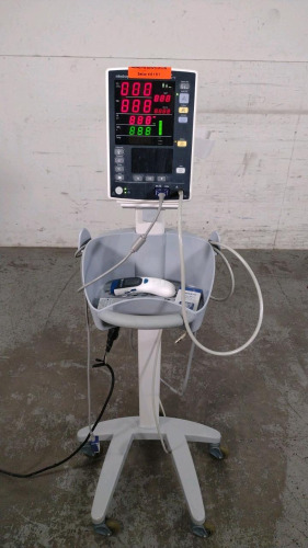 MINDRAY DATASCOPE ACCUTORR V PATIENT MONITOR ON ROLLING STAND