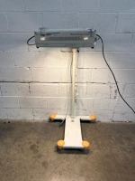 DRAGER PHOTO-THERAPY 4000 PHOTO THERAPY LIGHT ON ROLLING STAND