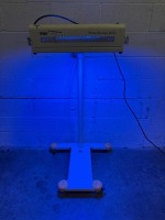DRAGER PHOTO-THERAPY 4000 PHOTO THERAPY LIGHT ON ROLLING STAND