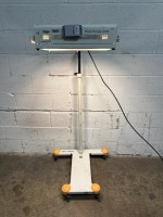 DRAGER PHOTO-THERAPY 4000 PHOTO THERAPY LIGHT ON ROLLING STAND