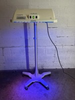 NATUS NEOBLUE LED PHOTOTHERAPY LIGHT ON ROLLING STAND