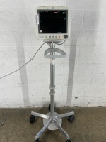 GE DASH 4000 PATIENT MONITOR ON ROLLING STAND