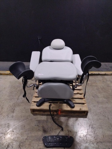 MIDMARK 630-020 POWER EXAM TABLE WITH HAND/ FOOT CONTROL, LEG STIRRUPS AND ARTICULATING ARMBOARDS DOM 11-04-2021