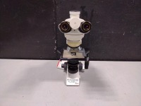 LEICA DM 1000 LAB MICROSCOPE WITH 2 OBJECTIVES