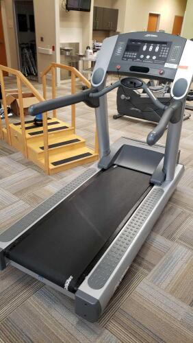 LIFE FITNESS 95TI TREADMILL WITH FLEXDECK SHOCK ABSORPTION SYSTEM