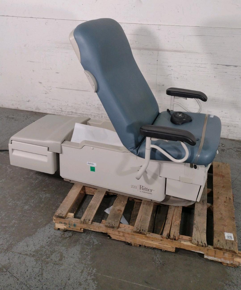 RITTER/MIDMARK 223 POWER EXAM TABLE WITH FOOT CONTROL