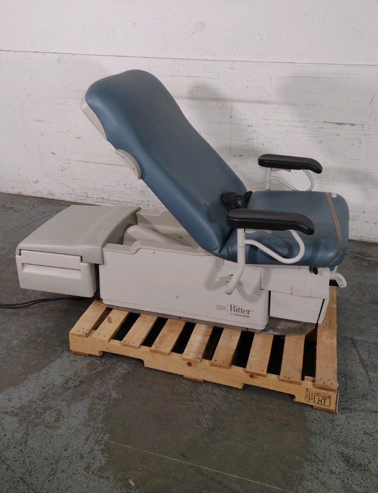 RITTER/MIDMARK 223 POWER EXAM TABLE WITH FOOT CONTROL