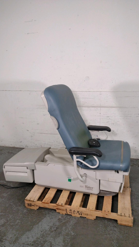 RITTER/MIDMARK 223 POWER EXAM TABLE WITH FOOT CONTROL