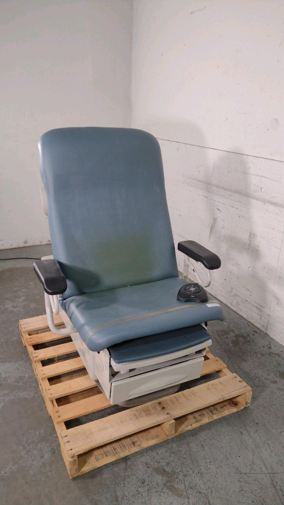 RITTER/MIDMARK 223 POWER EXAM TABLE WITH FOOT CONTROL