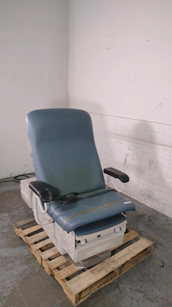 RITTER/MIDMARK 223 POWER EXAM TABLE WITH FOOT CONTROL