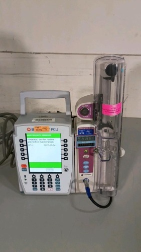 BD 8015 ALARIS PCU INFUSION PUMP WITH (1) 8120 ALARIS PCA MODULE