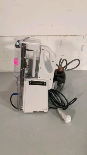 BD 8015 ALARIS PCU INFUSION PUMP WITH (1) 8120 ALARIS PCA MODULE