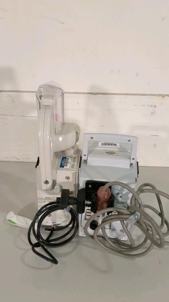BD 8015 ALARIS PCU INFUSION PUMP WITH (1) 8120 ALARIS PCA MODULE