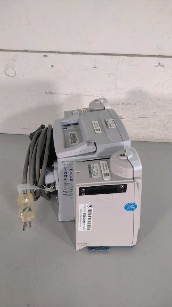 BD 8015 ALARIS PCU INFUSION PUMP WITH (2) 8100 ALARIS PUMP MODULES
