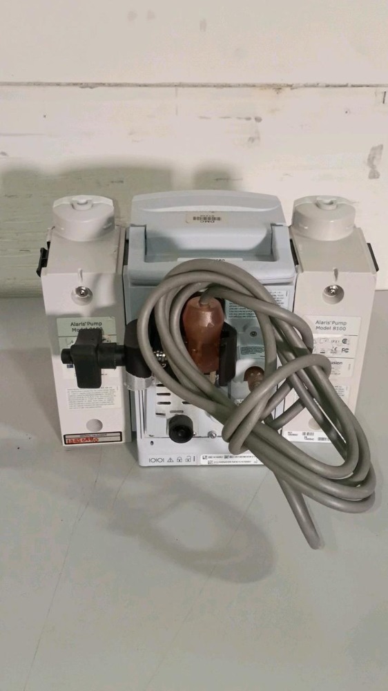 BD 8015 ALARIS PCU INFUSION PUMP WITH (2) 8100 ALARIS PUMP MODULES