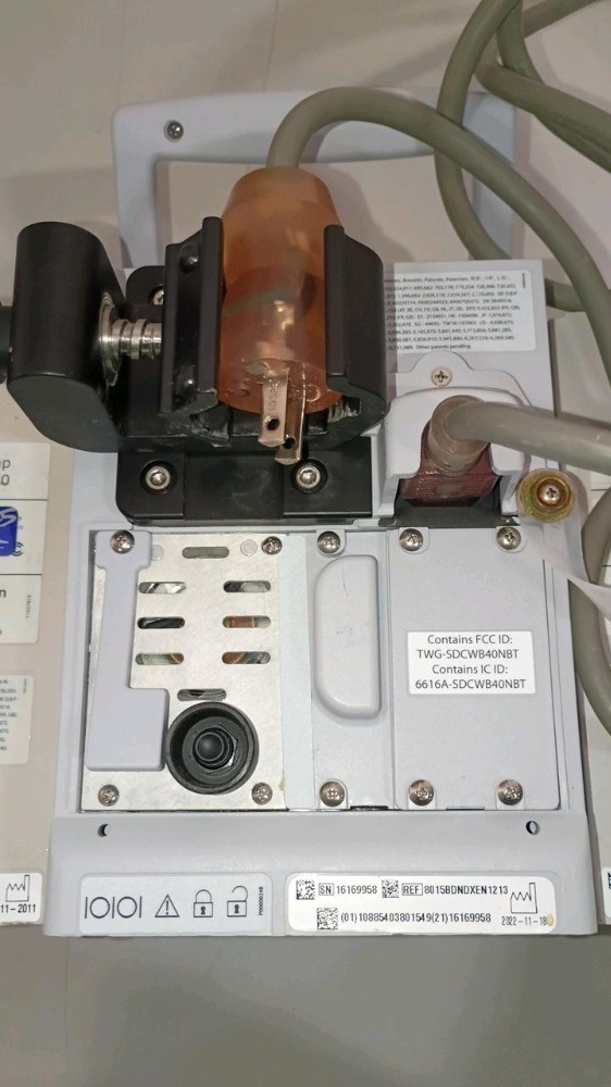 BD 8015 ALARIS PCU INFUSION PUMP WITH (2) 8100 ALARIS PUMP MODULES