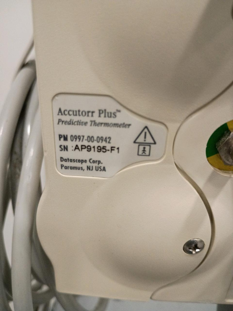 DATASCOPE ACCUTORR PLUS PATIENT MONITOR ON ROLLING STAND