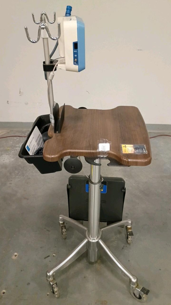 MIDMARK IQVITALS VITAL SIGNS MONITOR WITH TELEWEIGH SCALE ON ROLLING STAND