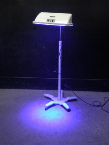 NATUS NEOBLUE LED PHOTOTHERAPY LIGHT ON ROLLING STAND