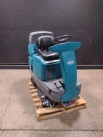 TENNANT T7 FLOOR SCRUBBER