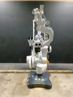 LEICA M695 D2 NEUROSURGICAL MICROSCOPE TO INCLUDE DUAL MOUNT BINOCULARS WITH EYEPIECES BOTH (10X/21, 10X/21B) NO BOTTOM LENSE, ILO XE300-HL150 LIGHT SOURCE ON STAND
