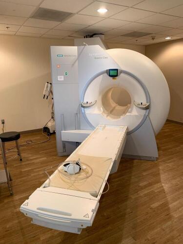 Siemens Symphony Magnetom 1.5T MRI System DOM: 2004